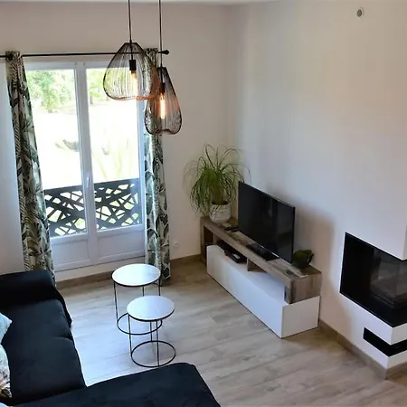 Appartement Magnificent , 200m From The Beach. *