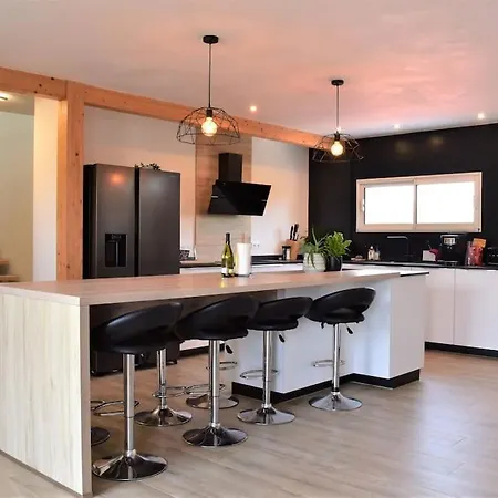 Appartement Magnificent , 200m From The Beach.